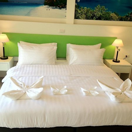 Armoni Patong Beach Hotel Esterno foto