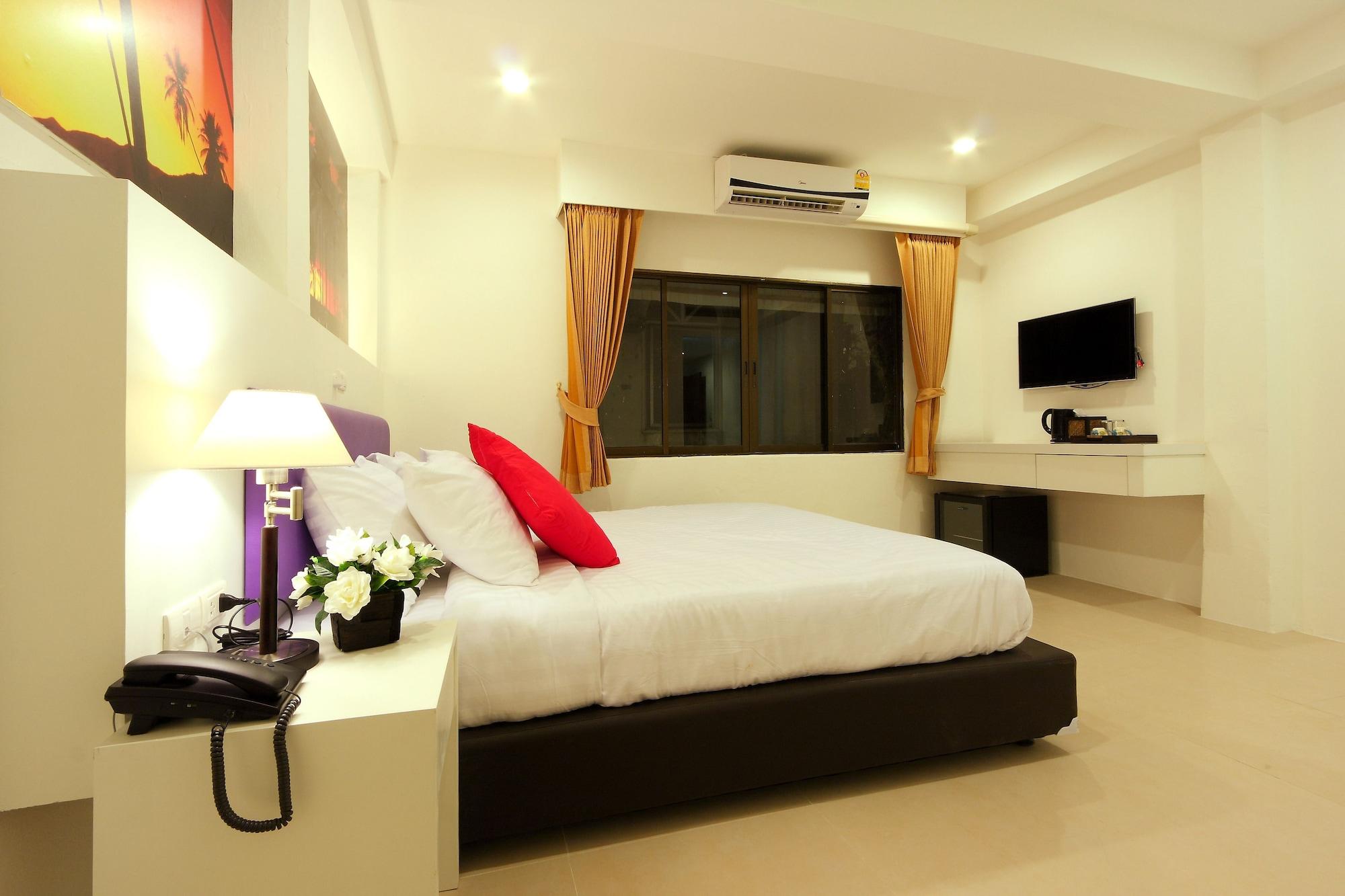 Armoni Patong Beach Hotel Esterno foto