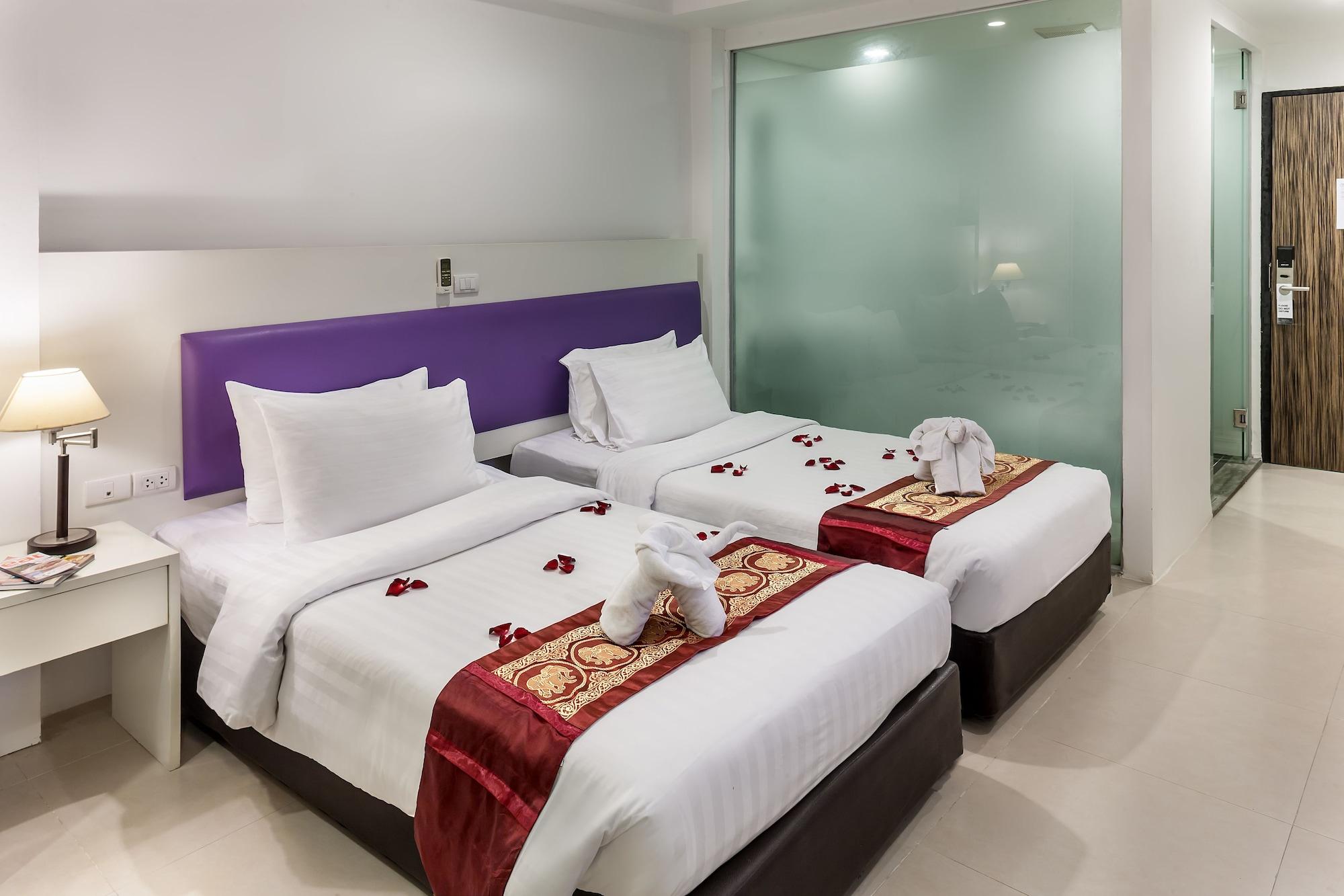 Armoni Patong Beach Hotel Esterno foto