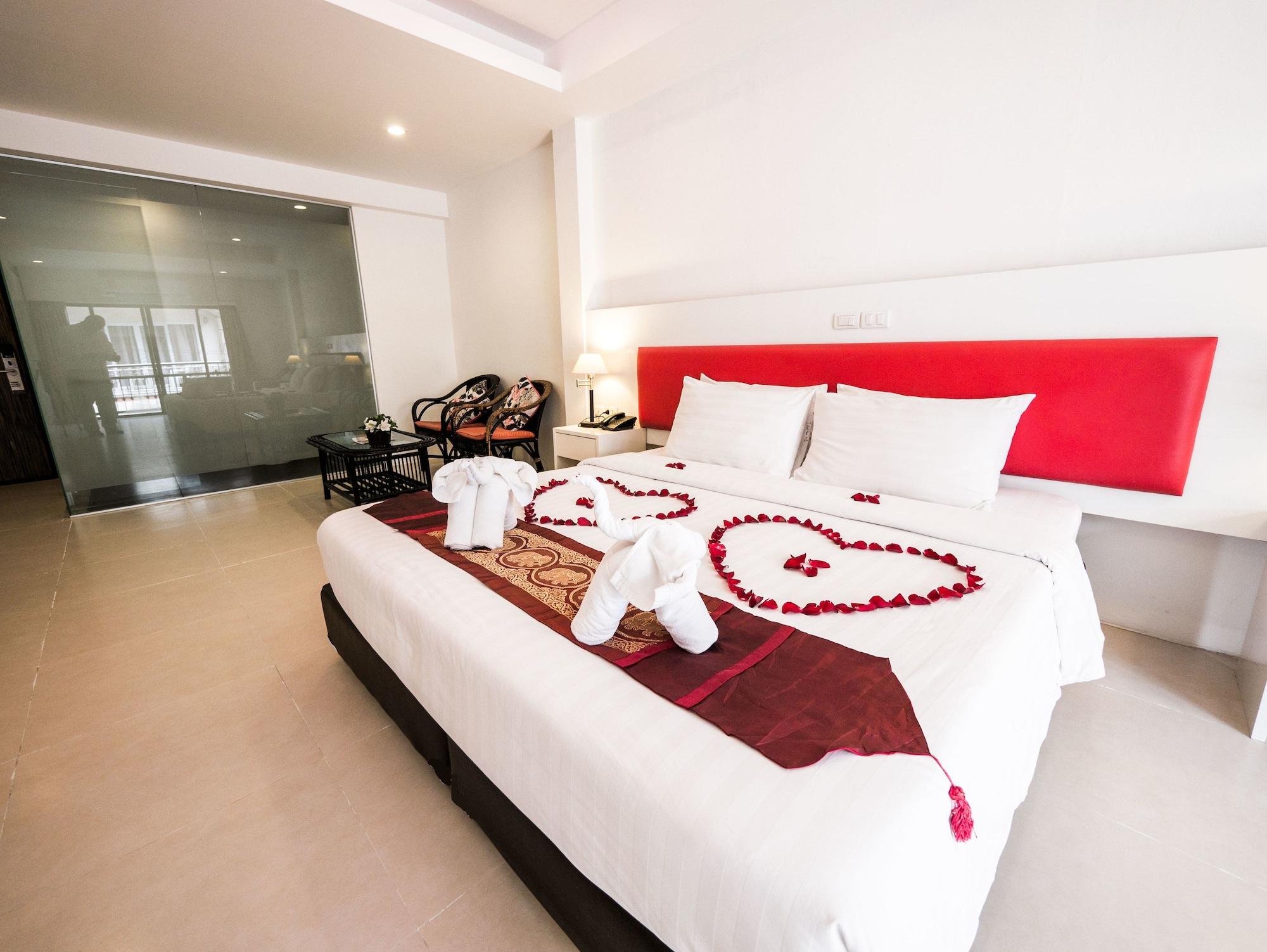 Armoni Patong Beach Hotel Esterno foto