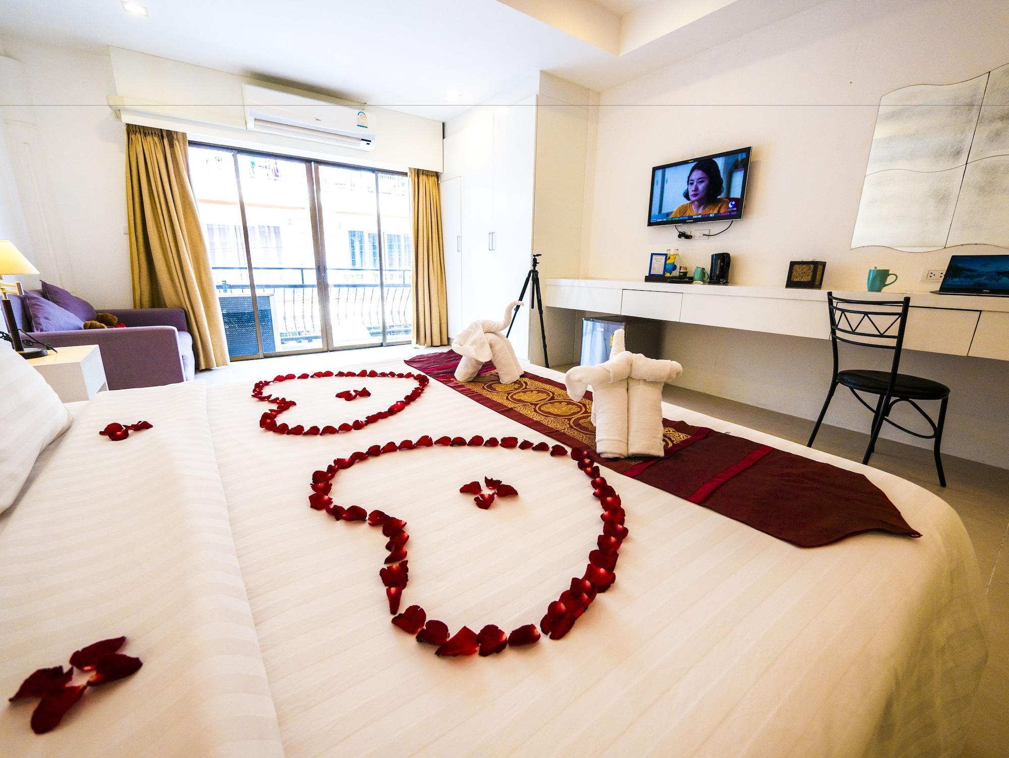 Armoni Patong Beach Hotel Esterno foto