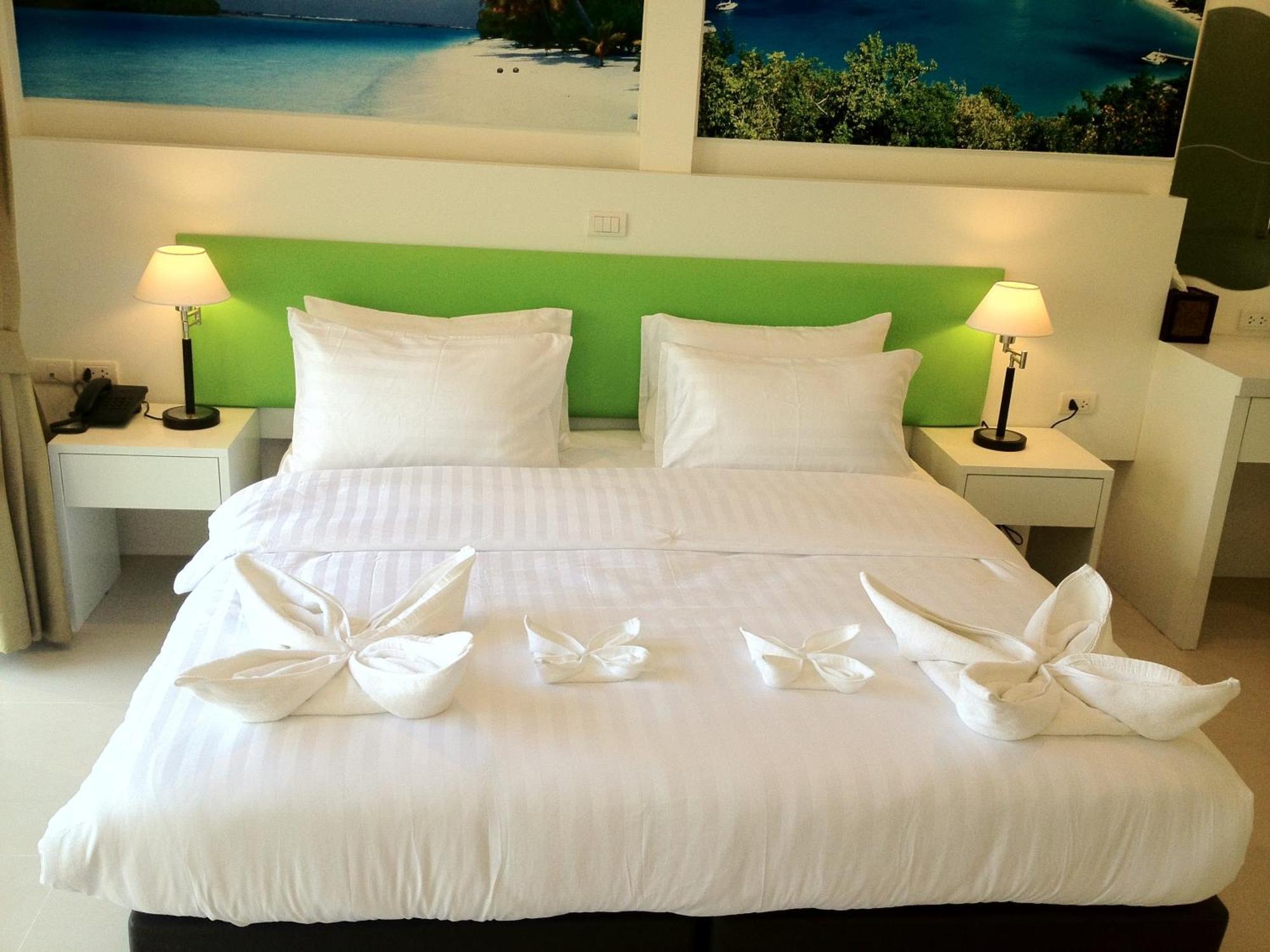 Armoni Patong Beach Hotel Esterno foto