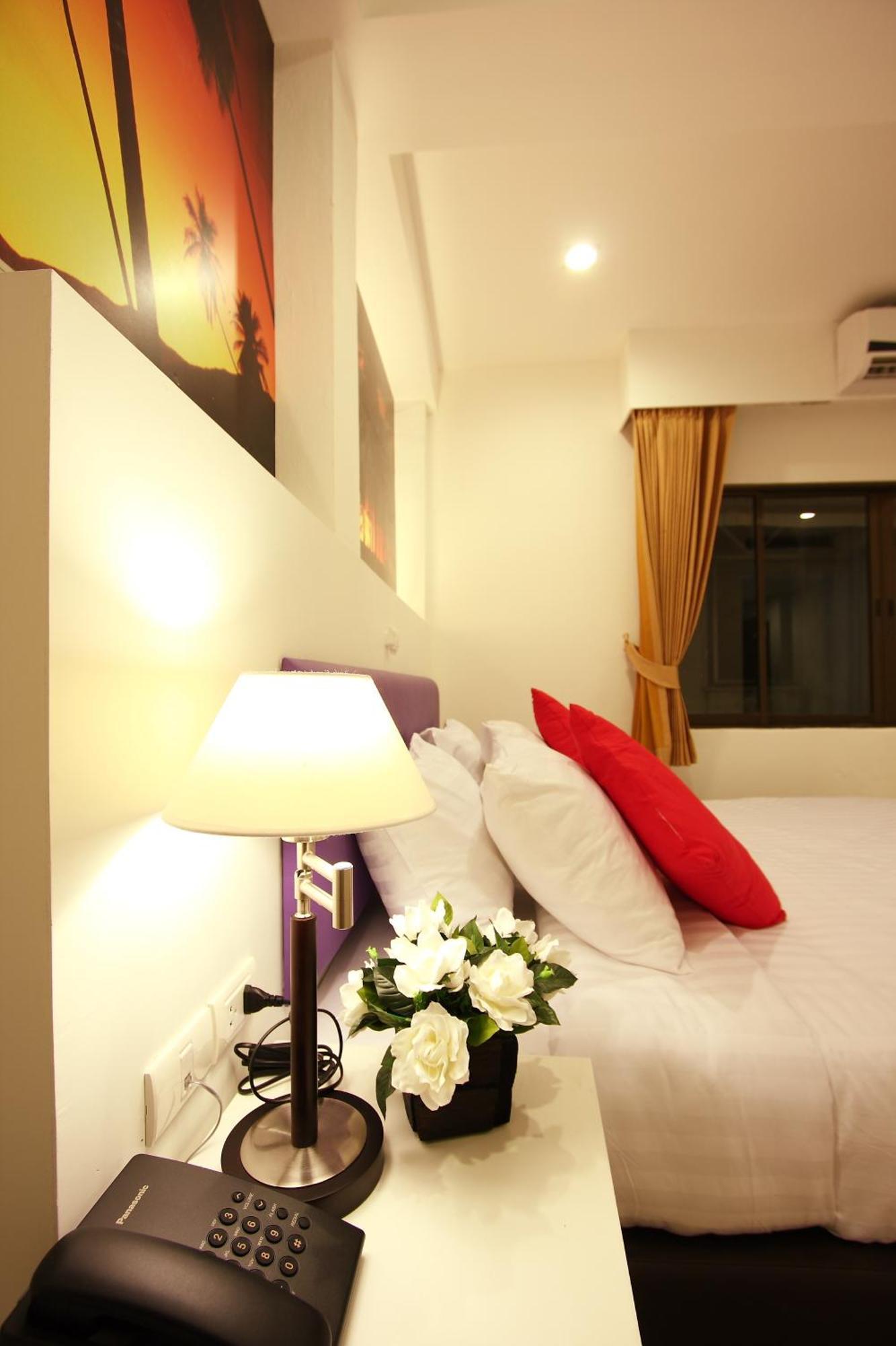 Armoni Patong Beach Hotel Esterno foto