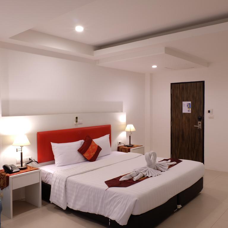 Armoni Patong Beach Hotel Esterno foto