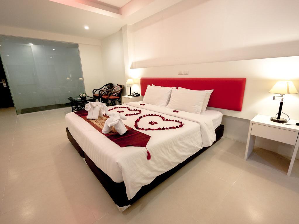 Armoni Patong Beach Hotel Esterno foto