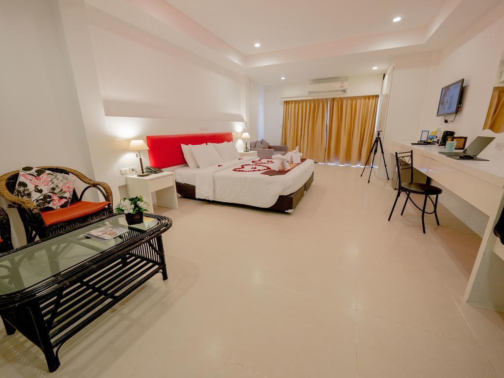 Armoni Patong Beach Hotel Esterno foto