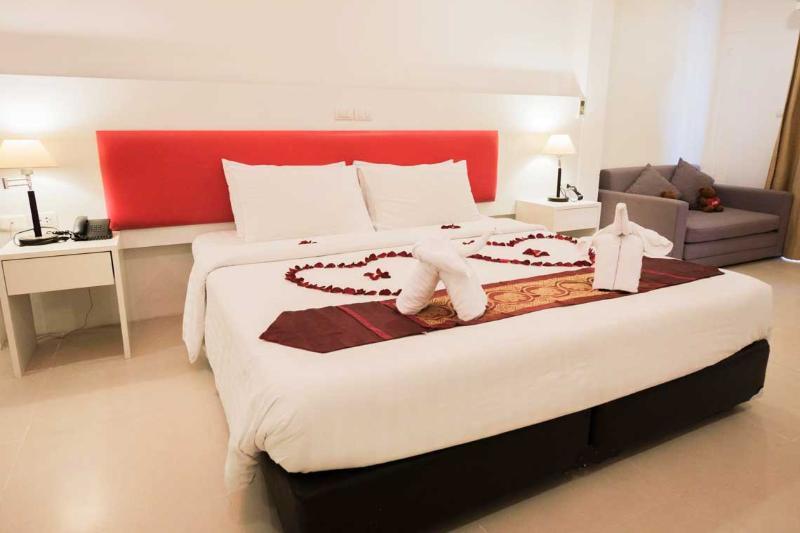 Armoni Patong Beach Hotel Esterno foto